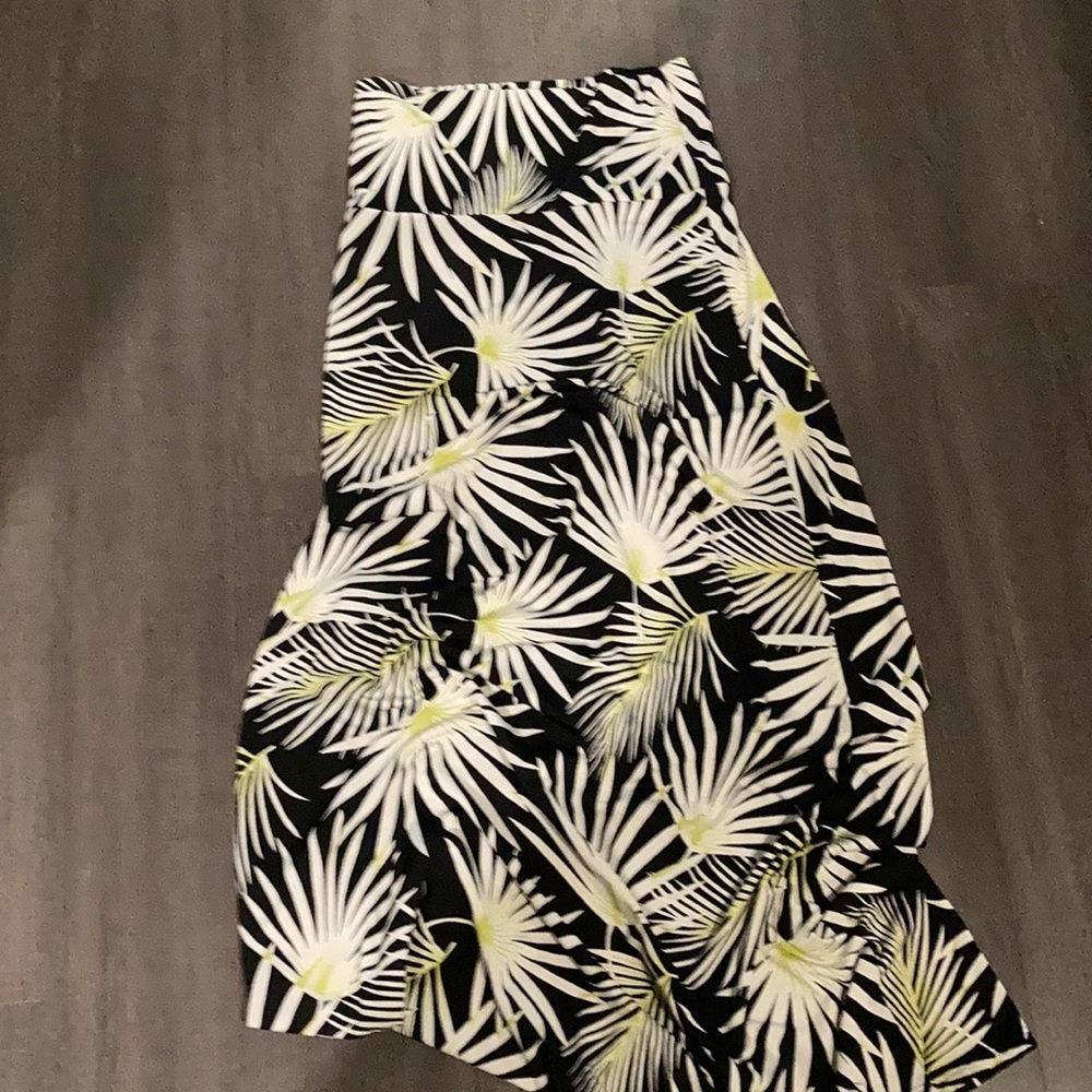 Maxi skirt .. super cute fit . Size M-L